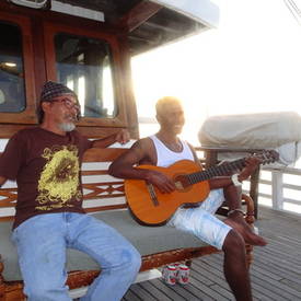 Muziek aan boord tijdens het varen bij de kleine Sunda eilanden