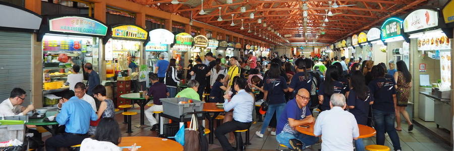 Foodmarkt met allerlei eettentjes in Singapore