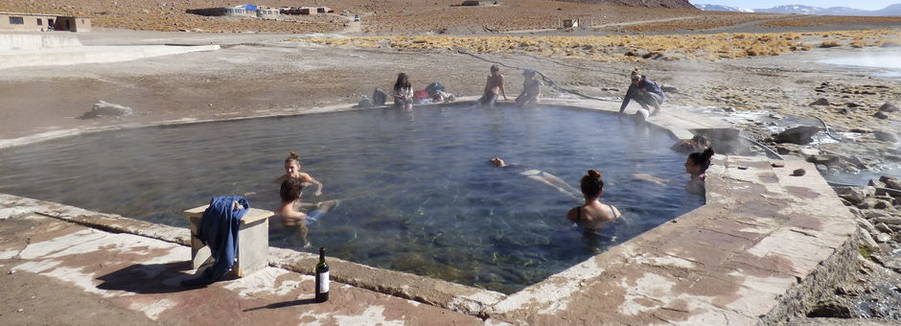Badderen in een waterbron van Bolivia